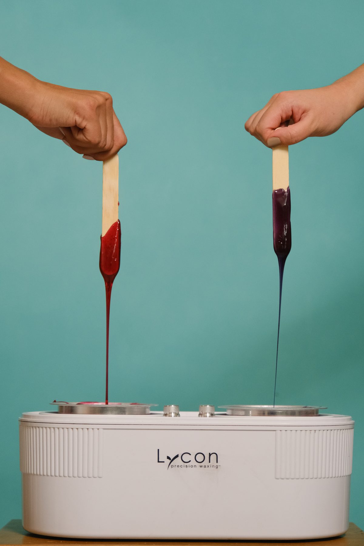 Dos espátulas con cera sobre un calentador LYCON